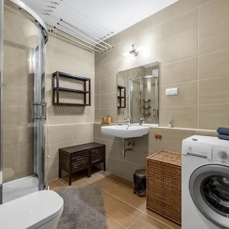 West - Location, Parking, Near Park By Rentujemy