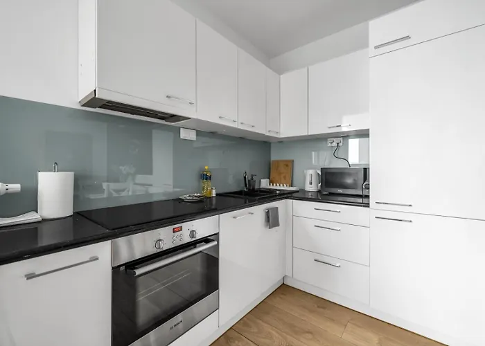 West - Location, Parking, Near Park By Rentujemy شقة