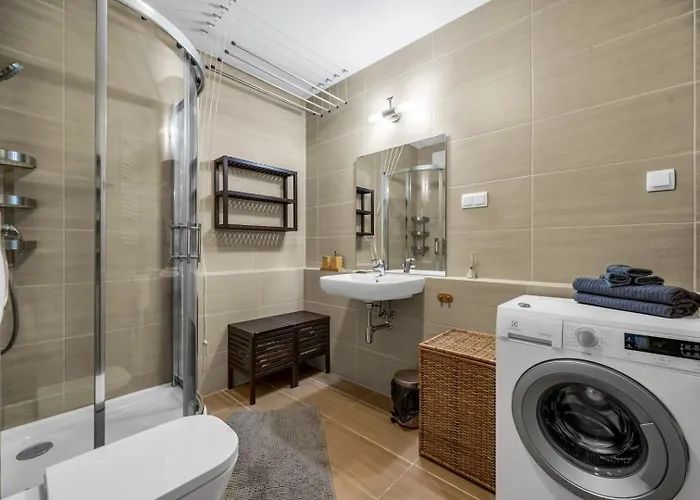 West - Location, Parking, Near Park By Rentujemy