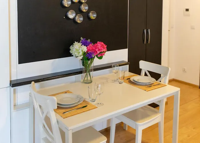 West - Location, Parking, Near Park By Rentujemy وارسو